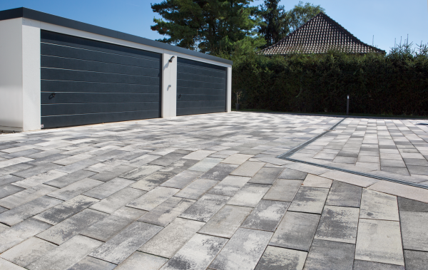 Garageneinfahrt mit verlegten Pflastersteinen